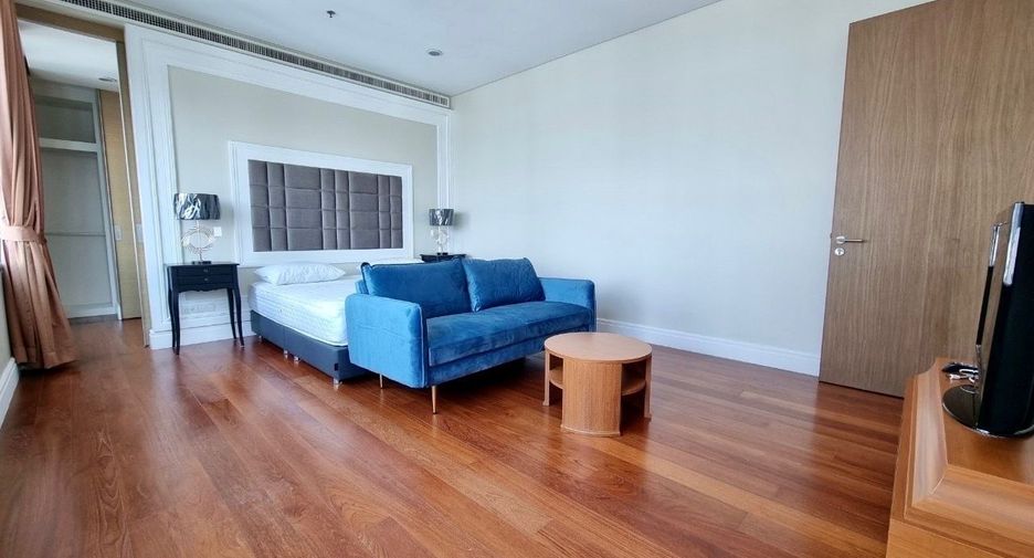 For rent 3 bedrooms condo in Khlong Toei, Bangkok