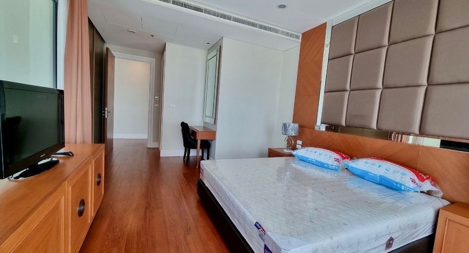For rent 3 bedrooms condo in Khlong Toei, Bangkok