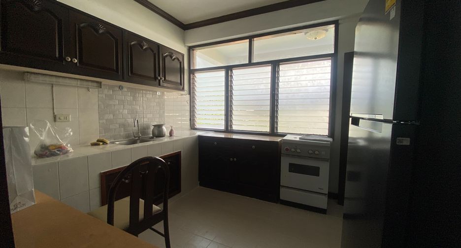 For rent 3 bedrooms apartment in Khlong Toei, Bangkok