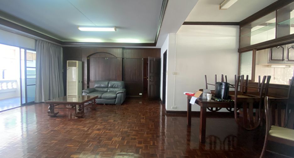 For rent 3 bedrooms apartment in Khlong Toei, Bangkok
