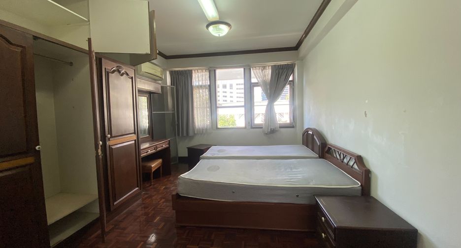 For rent 3 bedrooms apartment in Khlong Toei, Bangkok