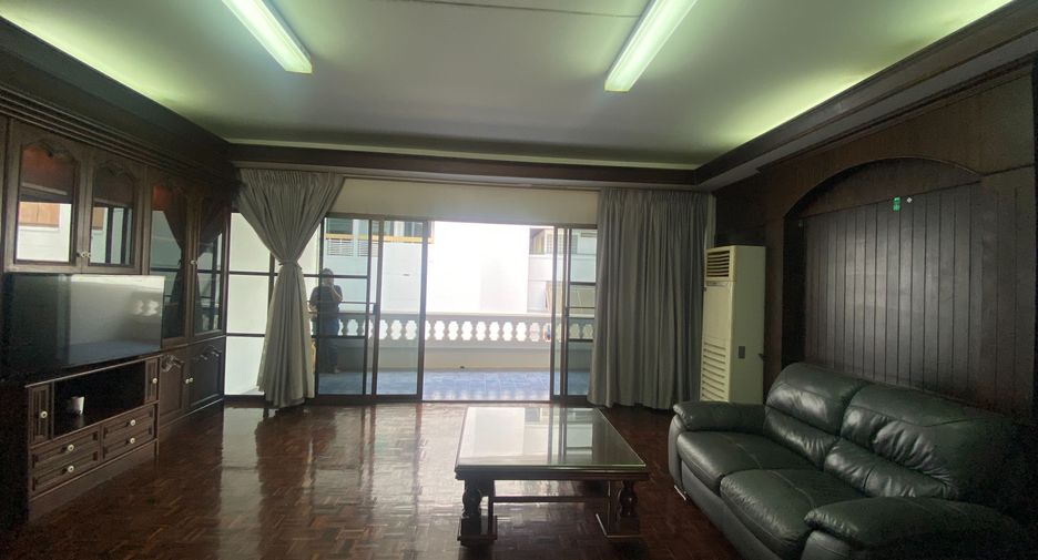 For rent 3 bedrooms apartment in Khlong Toei, Bangkok