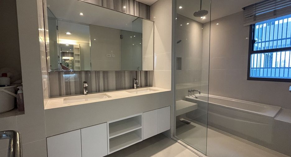 For rent 2 bedrooms condo in Khlong Toei, Bangkok