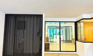 À vendre 3 chambres maison de ville à Lat Phrao, Bangkok