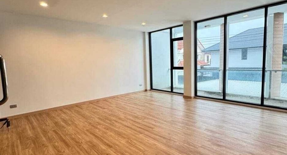 For sale 3 bedrooms townhouse in Lat Phrao, Bangkok