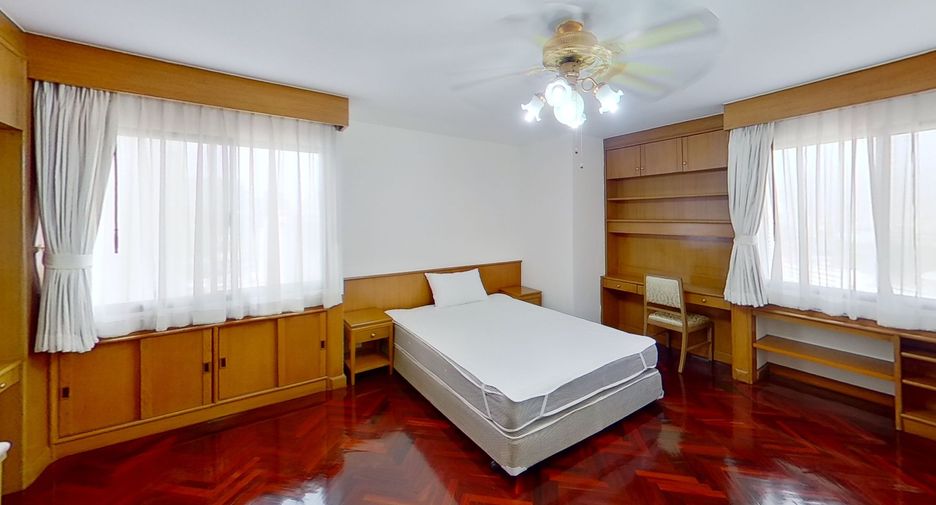 For rent 3 bedrooms condo in Watthana, Bangkok