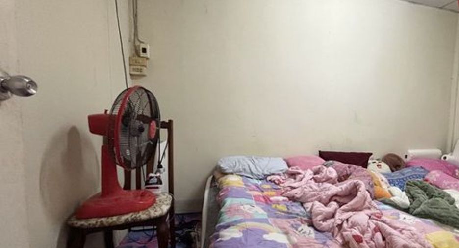 For sale 6 bedrooms retail Space in Watthana, Bangkok