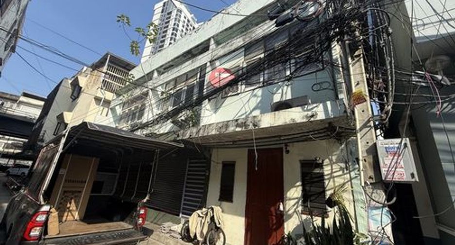 For sale 6 bedrooms retail Space in Watthana, Bangkok