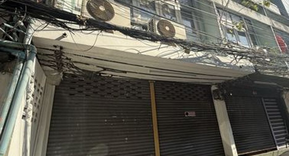 For sale 6 bedrooms retail Space in Watthana, Bangkok