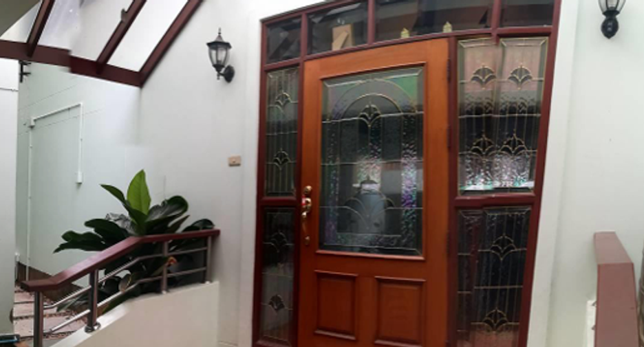 For sale 6 bedrooms house in Khlong Toei, Bangkok