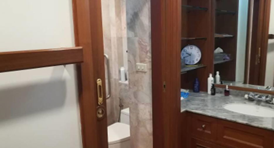 For sale 6 bedrooms house in Khlong Toei, Bangkok