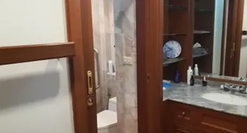 Haus zum Kauf mit 6 Zimmer in Khlong Toei, Bangkok