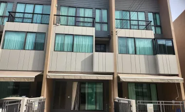 For rent 3 bedrooms townhouse in Saphan Sung, Bangkok