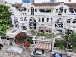 For rent 5 bedrooms townhouse in Watthana, Bangkok