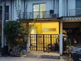 À louer 3 chambres maison de ville à Prawet, Bangkok