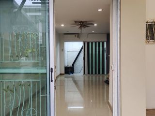 À louer 3 chambres maison de ville à Prawet, Bangkok