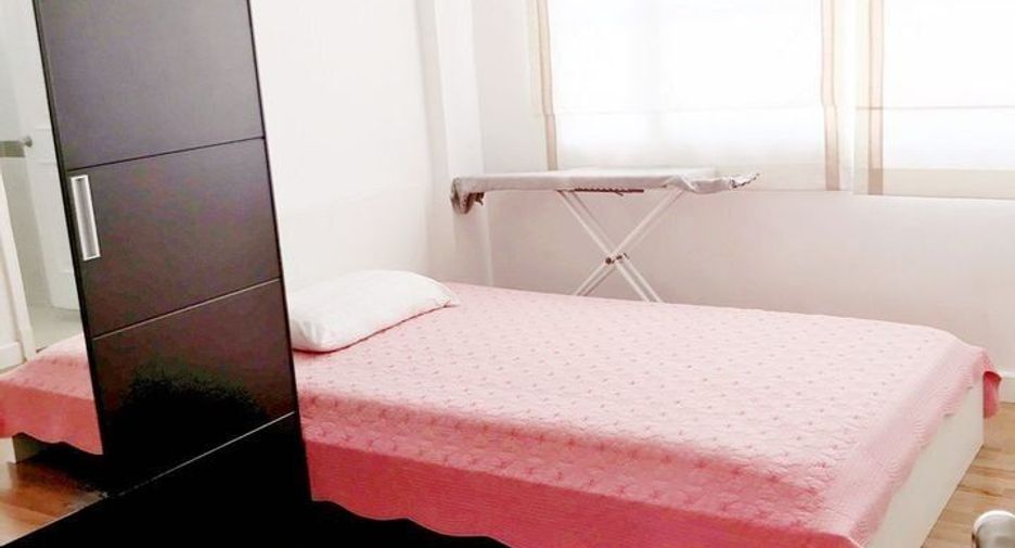 For rent 3 bedrooms townhouse in Bang Na, Bangkok
