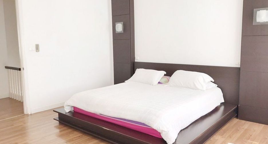 For rent 3 bedrooms townhouse in Bang Na, Bangkok