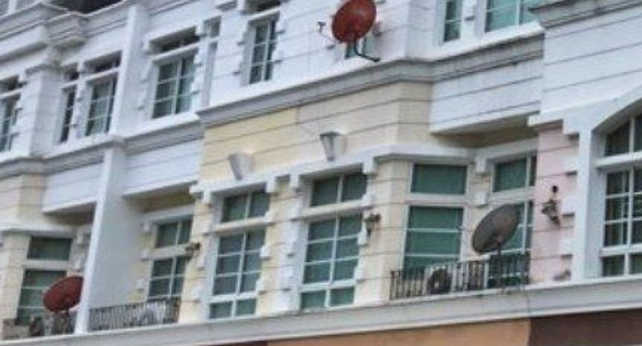 For rent 3 bedrooms townhouse in Bang Na, Bangkok