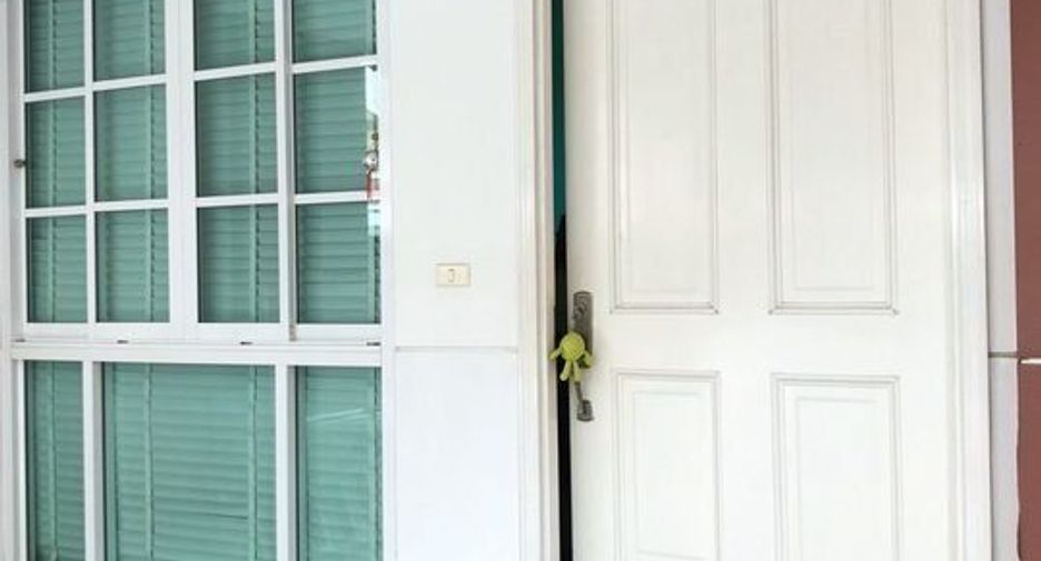 For rent 3 bedrooms townhouse in Bang Na, Bangkok