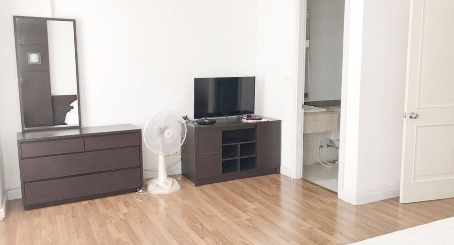 For rent 3 bedrooms townhouse in Bang Na, Bangkok