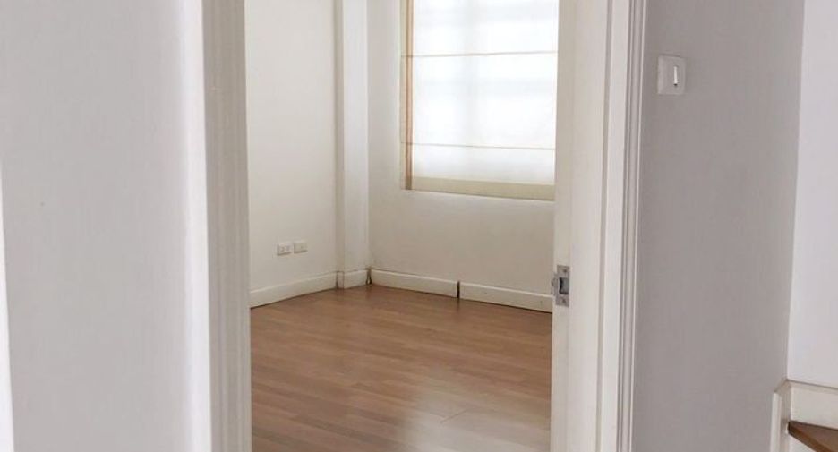 For rent 3 bedrooms townhouse in Bang Na, Bangkok