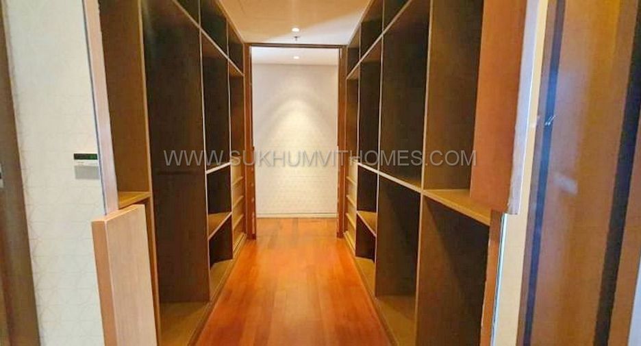 For rent 4 bedrooms condo in Pathum Wan, Bangkok
