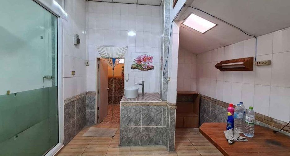 出售 2 卧室 联排别墅 在 Si Racha, Chon Buri