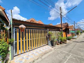 Reihenhaus zum Kauf mit 2 Zimmer in Si Racha, Chonburi