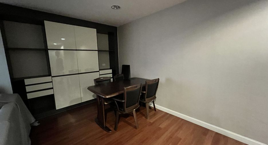 Condo en alquiler de 2 habitaciones en Huai Khwang, Bangkok