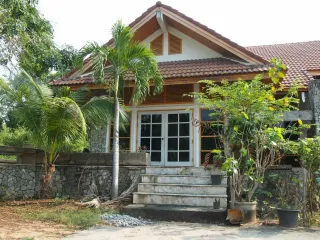 Casa en venta de 2 habitaciones en Si Racha, Chonburi