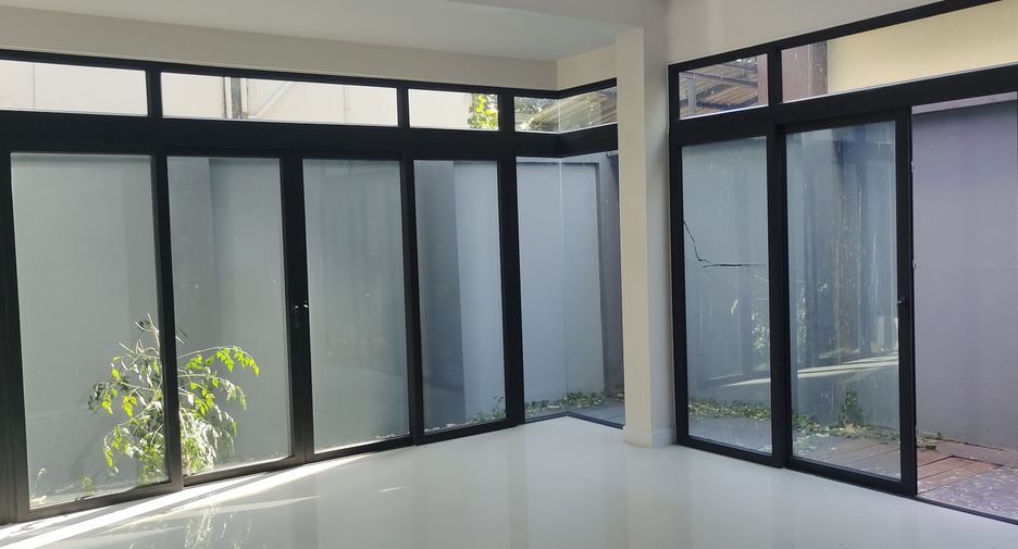 For rent and for sale 5 bedrooms house in Khan Na Yao, Bangkok