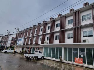 Продажа 3 спальни торговое помещение в Si Racha, Чонбури