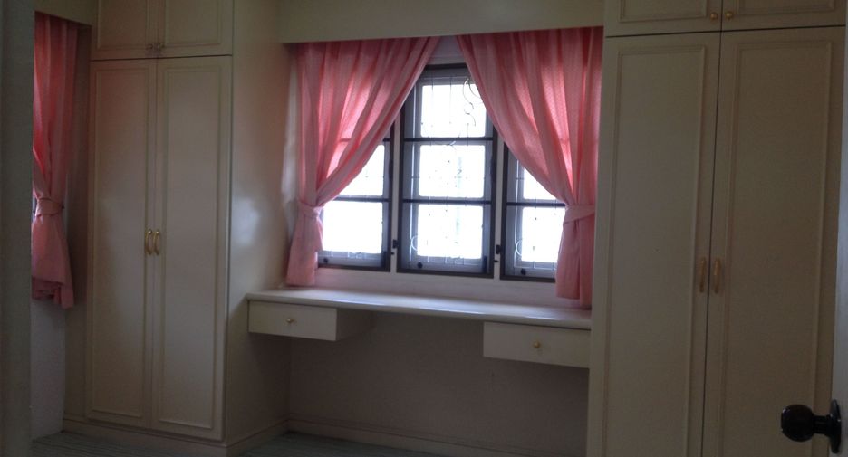 For rent 3 bedrooms house in Nong Chok, Bangkok