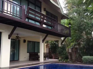Casa en alquiler de 4 habitaciones en Bang Lamung, Chonburi