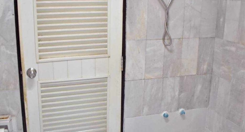 For rent 3 bedrooms townhouse in Bang Lamung, Chonburi
