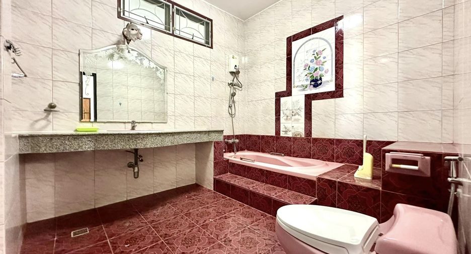 À louer 7 chambres maison à Taling Chan, Bangkok