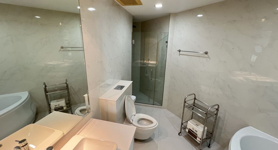 For rent 2 bedrooms condo in Dusit, Bangkok