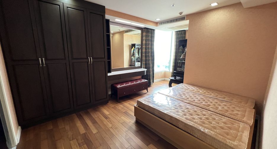 For rent 2 bedrooms condo in Dusit, Bangkok