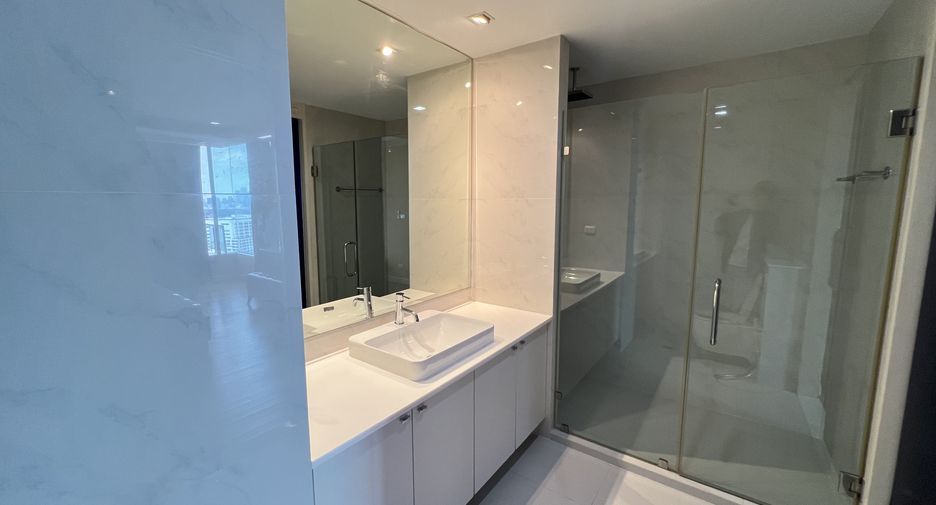 For rent 2 bedrooms condo in Dusit, Bangkok
