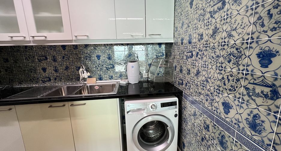 For rent 2 bedrooms condo in Dusit, Bangkok
