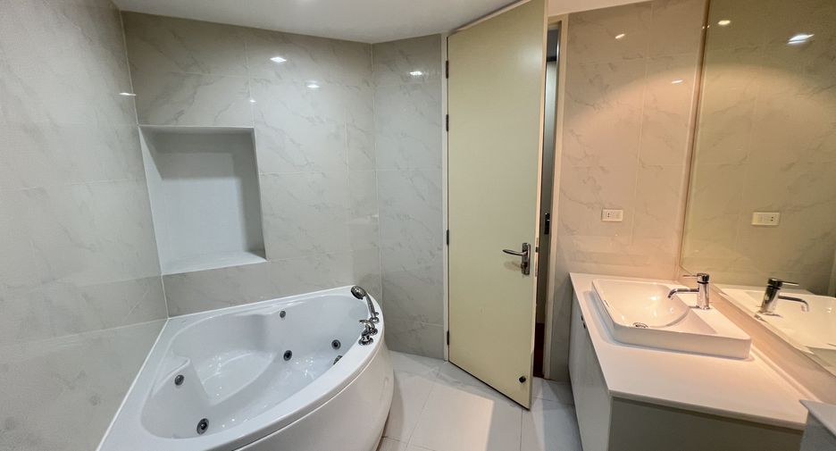 For rent 2 bedrooms condo in Dusit, Bangkok