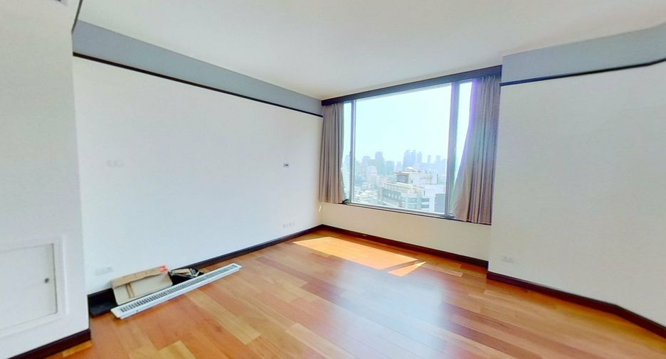 For rent 3 bedrooms condo in Pathum Wan, Bangkok