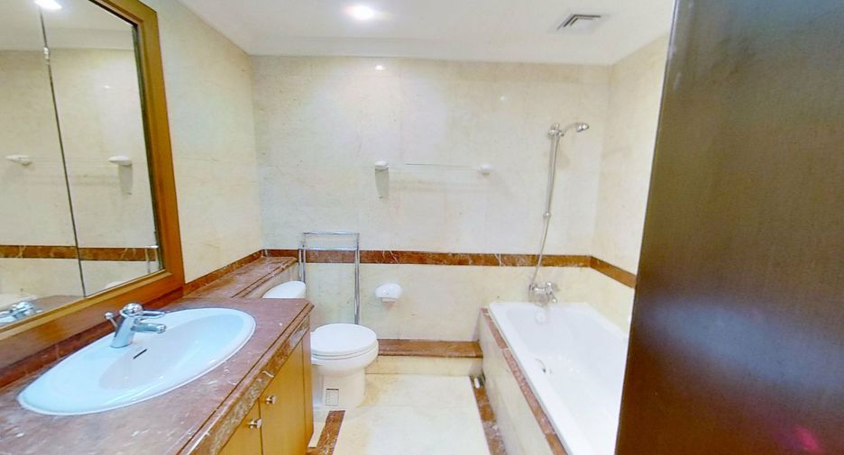 For rent 3 bedrooms condo in Pathum Wan, Bangkok