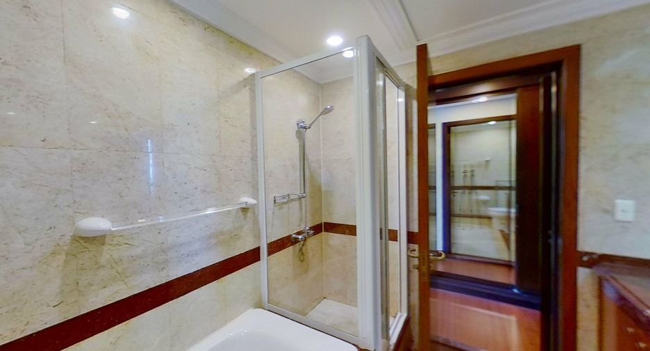 For rent 3 bedrooms condo in Pathum Wan, Bangkok