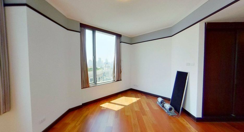 For rent 3 bedrooms condo in Pathum Wan, Bangkok