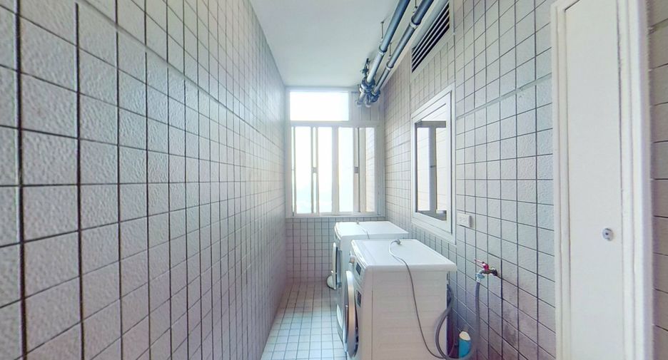 For rent 3 bedrooms condo in Pathum Wan, Bangkok