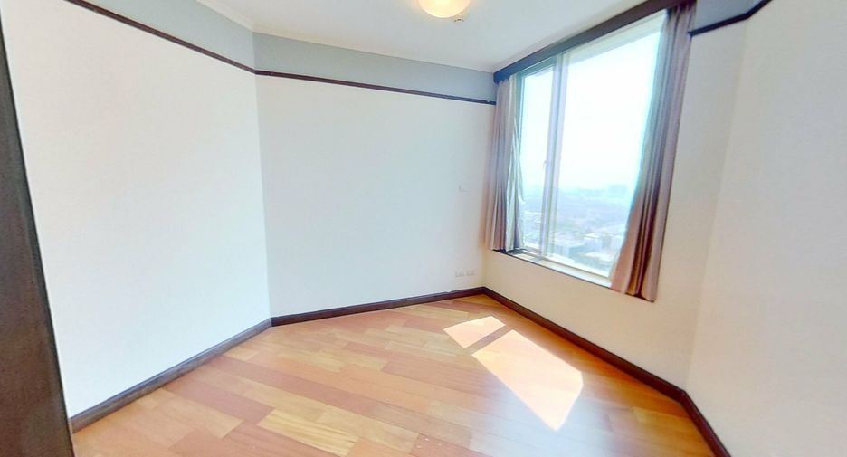 For rent 3 bedrooms condo in Pathum Wan, Bangkok