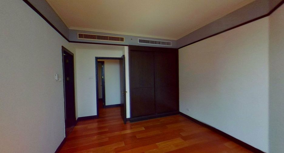 For rent 3 bedrooms condo in Pathum Wan, Bangkok