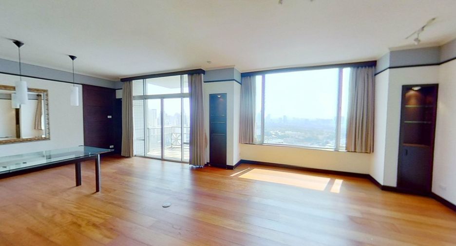 For rent 3 bedrooms condo in Pathum Wan, Bangkok